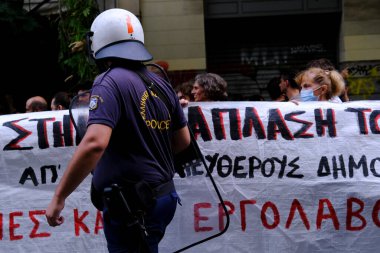 Yunanistan 'ın Atina kentindeki metro istasyonu planına karşı 25 Ağustos 2022' de düzenlenen protesto gösterisinde, çevik kuvvet polisi Atina tarihi Exarchia Meydanı sakinlerini kordon altına aldı