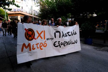 Yunanistan 'ın Atina kentindeki metro istasyonu planına karşı 25 Ağustos 2022' de düzenlenen protesto gösterisinde, çevik kuvvet polisi Atina tarihi Exarchia Meydanı sakinlerini kordon altına aldı