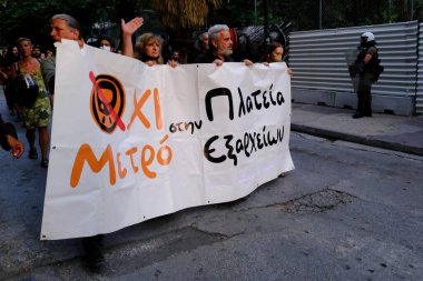Yunanistan 'ın Atina kentindeki metro istasyonu planına karşı 25 Ağustos 2022' de düzenlenen protesto gösterisinde, çevik kuvvet polisi Atina tarihi Exarchia Meydanı sakinlerini kordon altına aldı