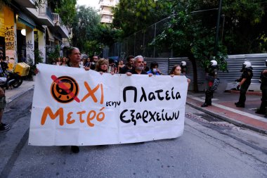 Yunanistan 'ın Atina kentindeki metro istasyonu planına karşı 25 Ağustos 2022' de düzenlenen protesto gösterisinde, çevik kuvvet polisi Atina tarihi Exarchia Meydanı sakinlerini kordon altına aldı