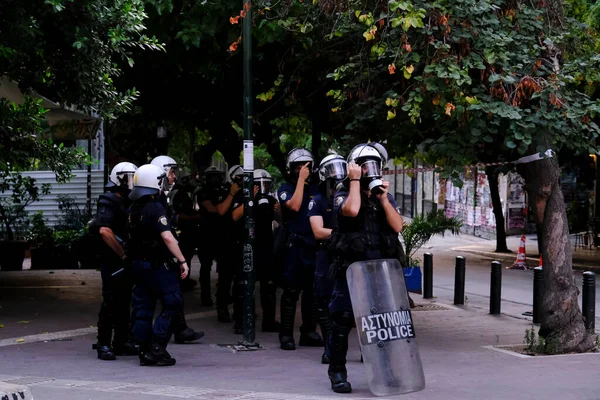 暴動警察は 2022年8月25日にギリシャのアテネで地下鉄駅計画に抗議している間 アテネの歴史的なExarchia Squareの住民を非難しています — ストック写真