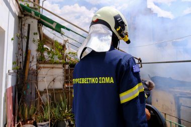 17 Ağustos 2022 'de Atina, Yunanistan' ın merkezindeki terk edilmiş binada yangın söndürmeye çalışan itfaiyeciler görülüyor..