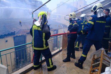 17 Ağustos 2022 'de Atina, Yunanistan' ın merkezindeki terk edilmiş binada yangın söndürmeye çalışan itfaiyeciler görülüyor..