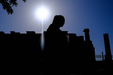 17 Ağustos 2022 'de Atina, Yunanistan' ın merkezinde sıcak bir günde insanlar sokaklarda yürüyor.