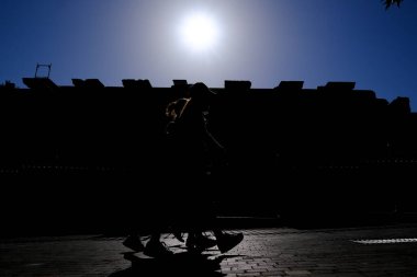 17 Ağustos 2022 'de Atina, Yunanistan' ın merkezinde sıcak bir günde insanlar sokaklarda yürüyor.