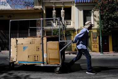 17 Ağustos 2022 'de Atina, Yunanistan' ın merkezinde sıcak bir günde insanlar sokaklarda yürüyor.