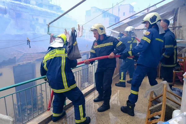 Les Pompiers Tentent Éteindre Incendie Dans Bâtiment Abandonné Centre Athènes — Photo