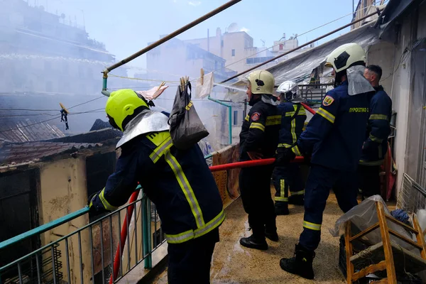 Les Pompiers Tentent Éteindre Incendie Dans Bâtiment Abandonné Centre Athènes — Photo