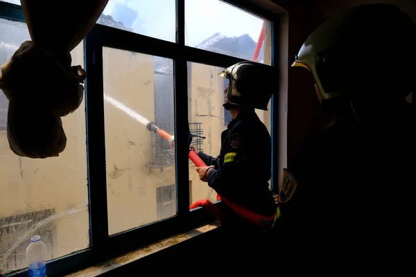 소방관들은 2022 그리스 아테네 중심가에 버려진 건물에서 화재를 진압하기 노력한다 — 스톡 사진