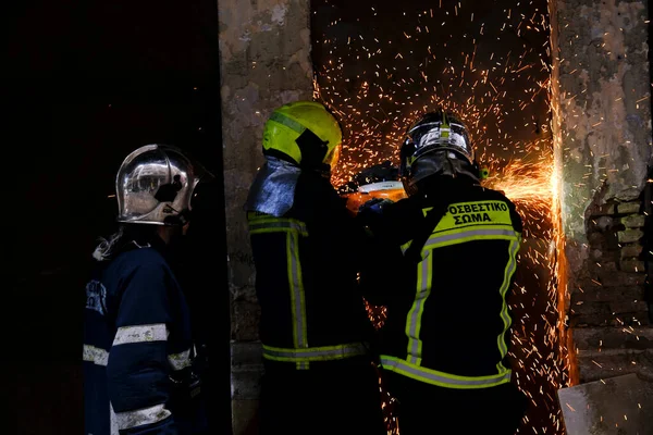 2022年8月17日 希腊雅典市中心一座废弃的建筑物发生火警 消防员试图扑灭大火 — 图库照片