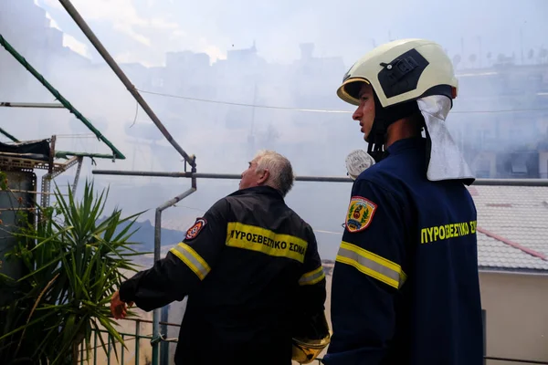Hasiči Snaží Uhasit Požár Opuštěné Budově Centrálních Aténách Řecko Srpna — Stock fotografie