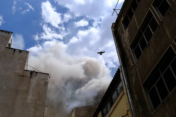 Пожарные Пытаются Потушить Пожар Заброшенном Здании Центре Афин Греция Августа — стоковое фото
