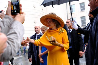 Kraliçe Mathilde 21 Temmuz 2022 'de Belçika, Brüksel' deki Aziz Michael ve St. Gudula Katedrali 'ndeki Te Deum ayininden sonra insanları selamlıyor..