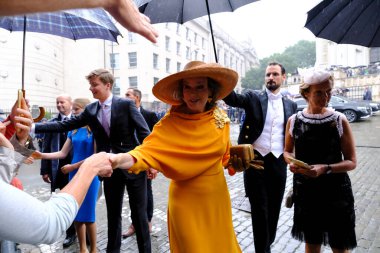 Kraliçe Mathilde 21 Temmuz 2022 'de Belçika, Brüksel' deki Aziz Michael ve St. Gudula Katedrali 'ndeki Te Deum ayininden sonra insanları selamlıyor..