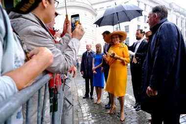 Kraliçe Mathilde 21 Temmuz 2022 'de Belçika, Brüksel' deki Aziz Michael ve St. Gudula Katedrali 'ndeki Te Deum ayininden sonra insanları selamlıyor..