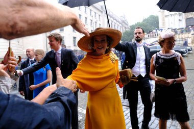 Kraliçe Mathilde 21 Temmuz 2022 'de Belçika, Brüksel' deki Aziz Michael ve St. Gudula Katedrali 'ndeki Te Deum ayininden sonra insanları selamlıyor..