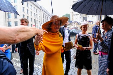 Kraliçe Mathilde 21 Temmuz 2022 'de Belçika, Brüksel' deki Aziz Michael ve St. Gudula Katedrali 'ndeki Te Deum ayininden sonra insanları selamlıyor..