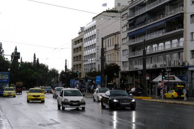 23 Ağustos 2022 'de Atina, Yunanistan' da sağanak yağış sırasında sokaklara düşen arabalar.