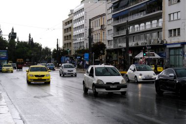 23 Ağustos 2022 'de Atina, Yunanistan' da sağanak yağış sırasında sokaklara düşen arabalar.