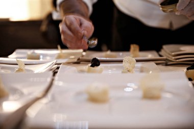 Yetkili Şef 30 Kasım 2016 'da Belçika' nın Brüksel kentindeki profesyonel mutfakta yemek hazırlıyor..