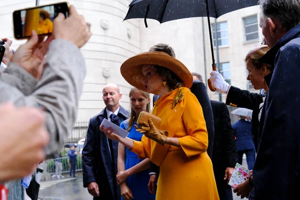 2022年7月21日 在比利时布鲁塞尔举行的比利时国庆节期间 玛蒂尔德女王在圣迈克尔和圣古杜拉大教堂的Te Deum弥撒后向人们致意 — 图库照片