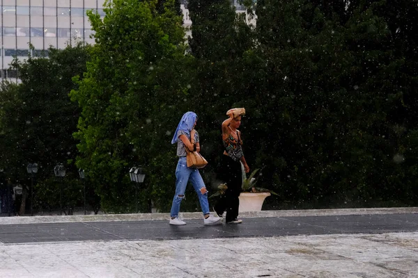 Peões Protegem Chuva Com Guarda Chuvas Durante Uma Chuva Atenas — Fotografia de Stock