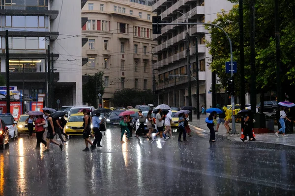 Fotgängare Skyddar Sig Mot Regn Med Paraplyer Regn Aten Grekland — Stockfoto