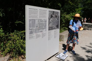 Ziyaretçiler 25 Temmuz 2022 'de Almanya' daki Dachau toplama kampında bir tura çıktılar..