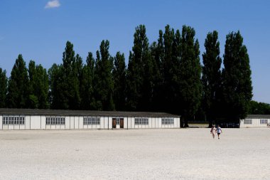 Ziyaretçiler 25 Temmuz 2022 'de Almanya' daki Dachau toplama kampında bir tura çıktılar..