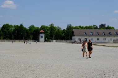 Ziyaretçiler 25 Temmuz 2022 'de Almanya' daki Dachau toplama kampında bir tura çıktılar..