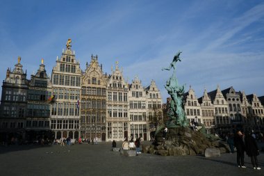 30 Ekim 2022 'de Belçika' nın eski şehir merkezindeki Antwerp 'in Grote Markt Meydanı' nda insanlar yürüyor..