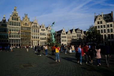 30 Ekim 2022 'de Belçika' nın eski şehir merkezindeki Antwerp 'in Grote Markt Meydanı' nda insanlar yürüyor..