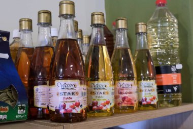 Yunanistan 'ın Atina kentindeki markette 9 Ocak 2022' de satılık sirke şişeleri.