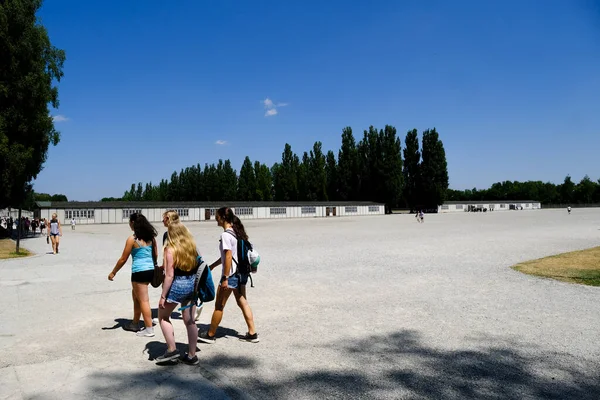 Відвідувачі Оглядають Концтабір Дахау Німеччині Липня 2022 Року — стокове фото