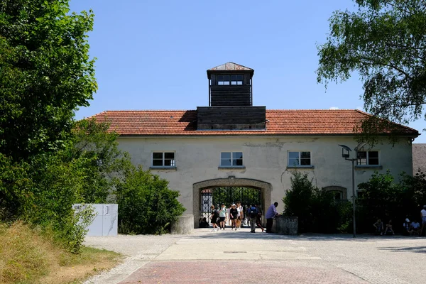 Látogatók 2022 Július Körbevezetik Dachaui Koncentrációs Tábort Németországban — Stock Fotó