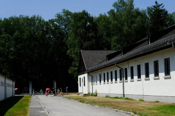 Ziyaretçiler Temmuz 2022 Almanya Daki Dachau Toplama Kampında Bir Tura — Stok fotoğraf