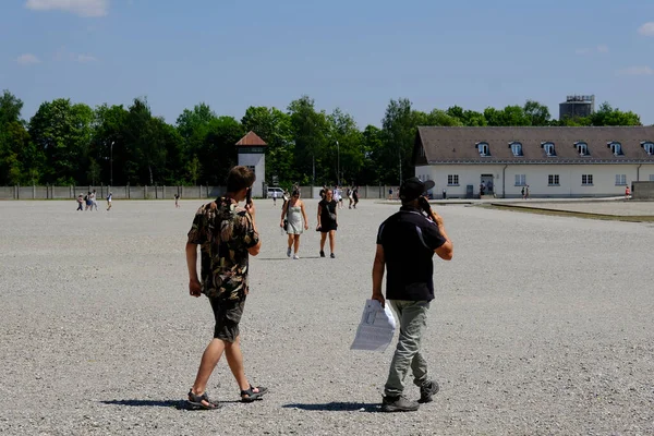 Visitantes Fazem Passeio Campo Concentração Dachau Alemanha Julho 2022 — Fotografia de Stock