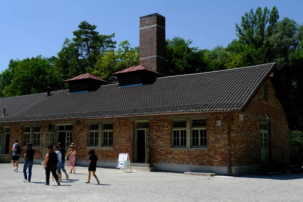 Ziyaretçiler Temmuz 2022 Almanya Daki Dachau Toplama Kampında Bir Tura — Stok fotoğraf