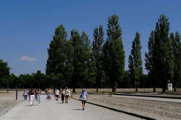 Відвідувачі Оглядають Концтабір Дахау Німеччині Липня 2022 Року — стокове фото