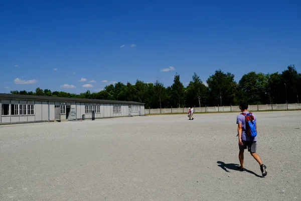 Июля 2022 Года Посетители Осмотра Концентрационного Лагеря Дахау Германии — стоковое фото