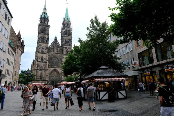Pessoas Caminham Centro Nuremberga Alemanha Julho 2022 — Fotografia de Stock