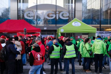 Sendika üyeleri, 9 Kasım 2022 'de Belçika' nın Brüksel kentinde düzenlenen ulusal grev sırasında enerji kuruluşu ENGIE 'nin genel merkezini trafiğe kapattılar..