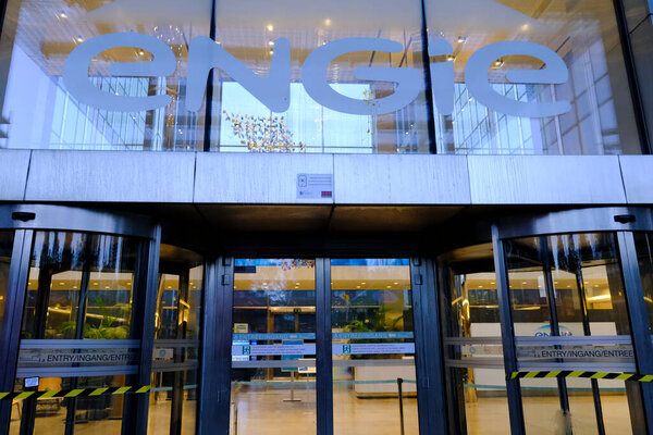 Члены профсоюзов блокируют штаб-квартиру энергетической компании ENGIE во время национальной забастовки в Брюсселе, Бельгия 9 ноября 2022 года.