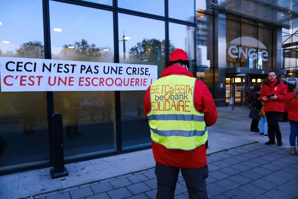 労働組合のメンバーは 11月の9 2022でベルギーのブリュッセルでの全国ストライキ中にエネルギー会社Engieの本社をブロックします — ストック写真