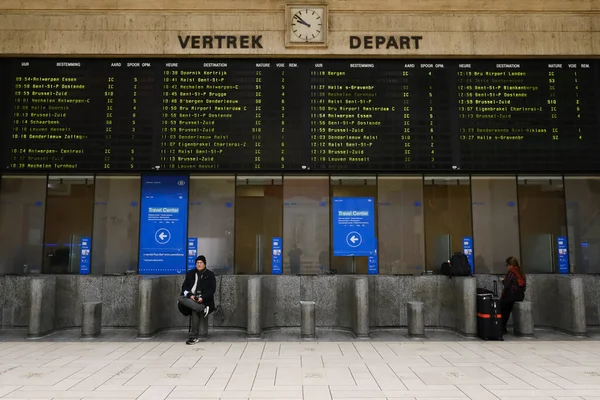 Pasażerowie Dworcu Centralnym Brukseli Podczas Strajku Narodowego Brukseli Dniu Listopada — Zdjęcie stockowe