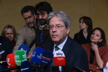 Avrupa Komisyonu 'nun Ekonomi Komiseri Paolo Gentiloni 9 Kasım 2022' de Brüksel, Belçika 'daki Avrupa Komisyonu önünde basın toplantısı düzenledi..