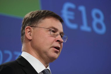 EUdelegeler Valdis DOMBROVSKIS ve Johannes HAHN 9 Kasım 2022 'de Belçika' nın Brüksel kentinde Komisyonların Ukrayna 'ya düzenli mali destek sağlama planı hakkında basın toplantısı düzenlediler..