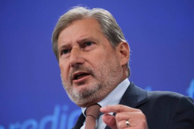 EUdelegeler Valdis DOMBROVSKIS ve Johannes HAHN 9 Kasım 2022 'de Belçika' nın Brüksel kentinde Komisyonların Ukrayna 'ya düzenli mali destek sağlama planı hakkında basın toplantısı düzenlediler..