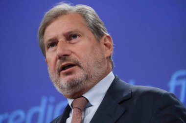 EUdelegeler Valdis DOMBROVSKIS ve Johannes HAHN 9 Kasım 2022 'de Belçika' nın Brüksel kentinde Komisyonların Ukrayna 'ya düzenli mali destek sağlama planı hakkında basın toplantısı düzenlediler..