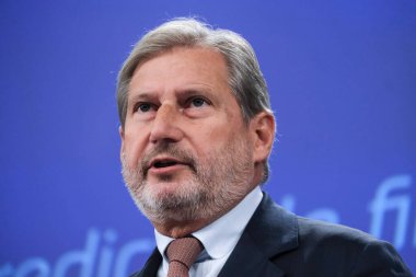 EUdelegeler Valdis DOMBROVSKIS ve Johannes HAHN 9 Kasım 2022 'de Belçika' nın Brüksel kentinde Komisyonların Ukrayna 'ya düzenli mali destek sağlama planı hakkında basın toplantısı düzenlediler..